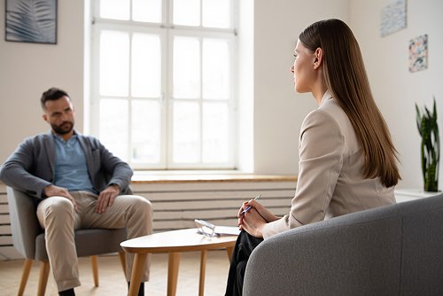 Беседа пациента с психотерапевтом