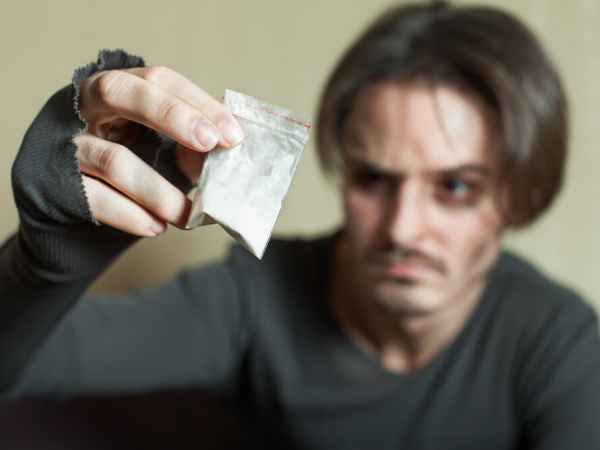 Мужчина держит кокаин